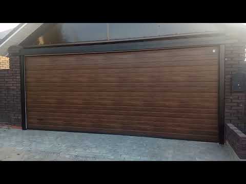 Секционные ворота Алютех и калитка в стиле ворот