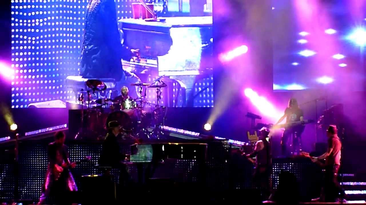 Guns N' Roses - November Rain [Istanbul, 2012] - YouTube