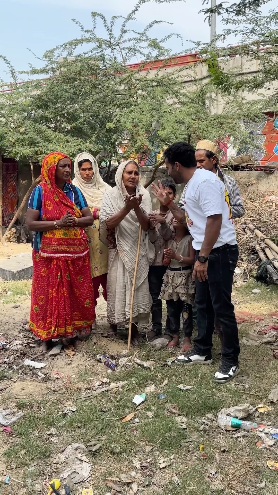 आप सबका सपोर्ट माँ को दुनिया दिखा देगा ??#humanity #respect #helping #trending #viralvideo#youtube