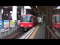 名鉄普通列車がゆっくりと到着し急行が高速で通過する。