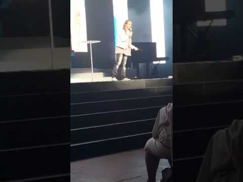 Kerri Performs for 11,000 Women in Dallas