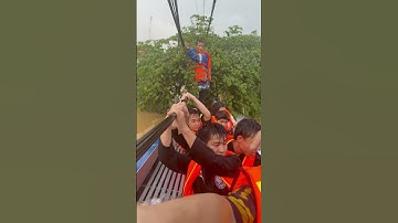 Liều mình vượt lũ mua thuốc cho em bé, may mắn thoát nạn sau nhiều giờ bám trụ trên mái nhà