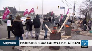 Protesters block Canada Post plant in Mississauga