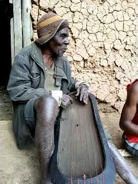 umusaza Uzi gucuranga inanga nyarwanda.