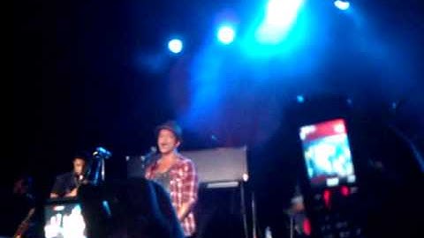 Bruno mars runaway baby live O2 academy