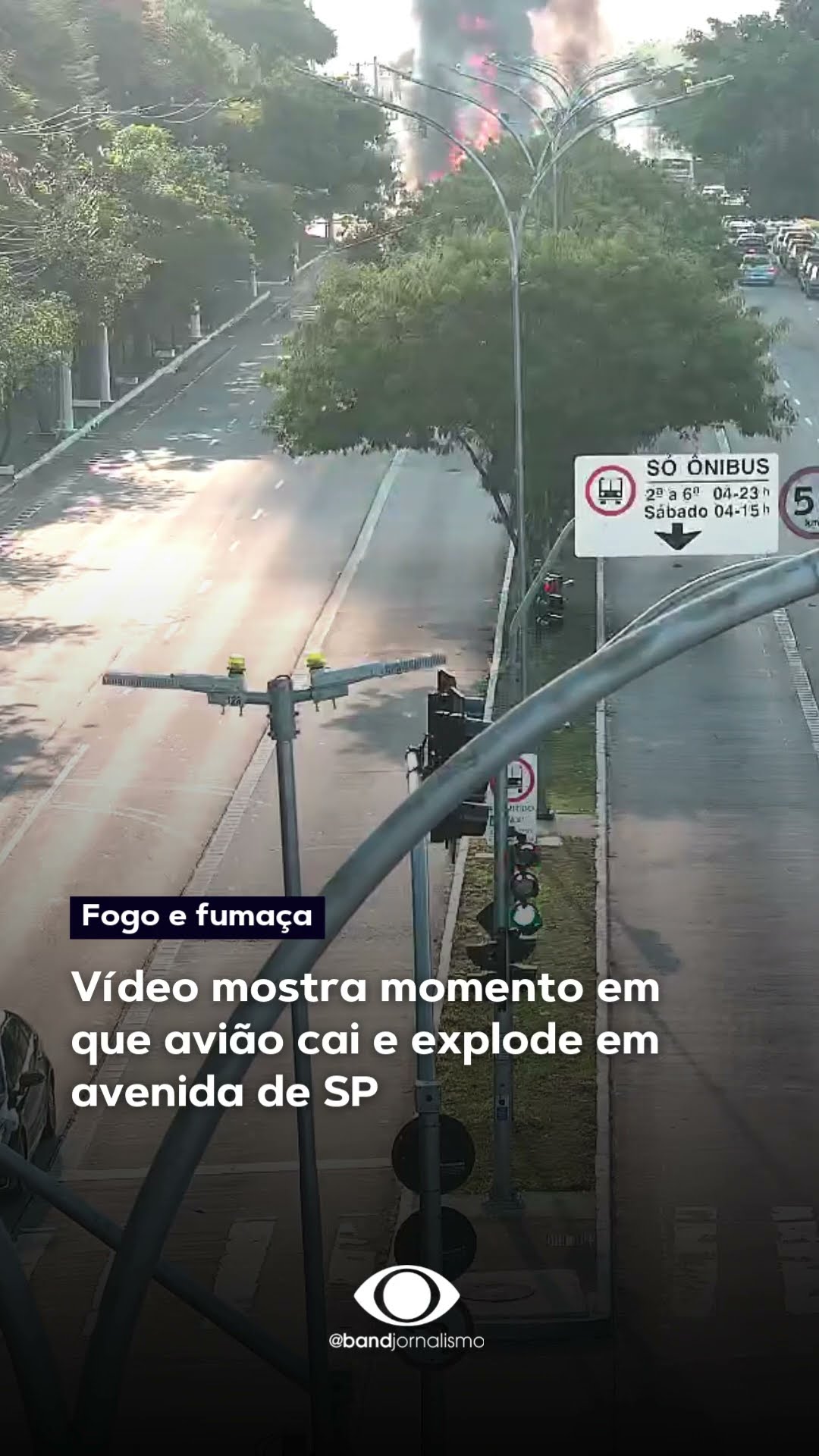 Vídeo mostra momento em que avião cai e explode em avenida de SP