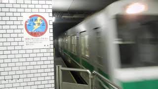 大阪メトロ中央線　高井田駅2番ホームに20系が到着