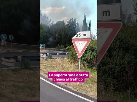 Video Auto finisce fuori strada e prende fuoco in superstrada alle porte di Perugia