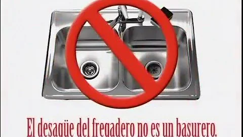 ¿Se puede verter aceite por el desagüe con agua caliente?