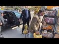 لفتة إنسانية.. السيسي يوقف سيارته ليشتري فاكهة من أحد الباعة في الشارع  ويأمر بعلاجه