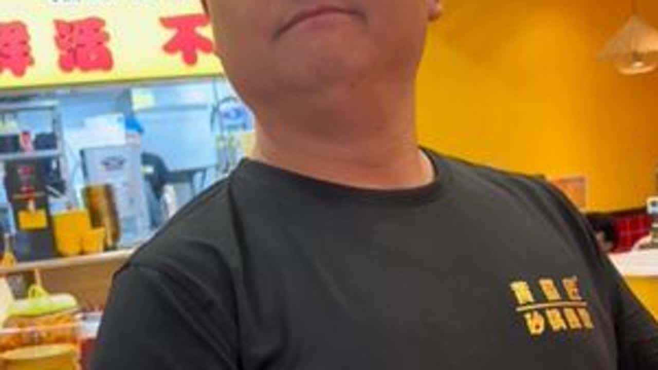 全国游走用画交换美好 今天帮老板画了老父亲的肖像，圆了他多年的心愿，同时祝天下所有的父亲身体安康，节日快乐！画在旅途，下一站会是你的城市吗？