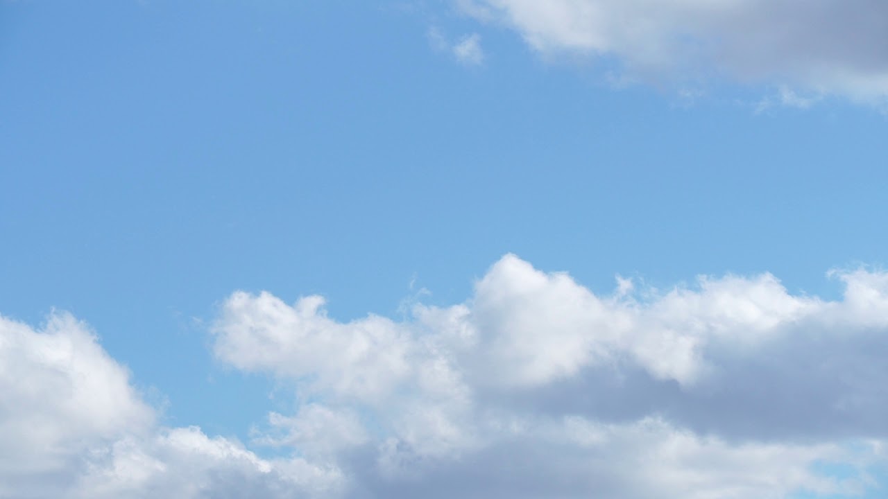 Голубое весеннее небо в ускоренной съемке. Облака летят. Красивое видео ...