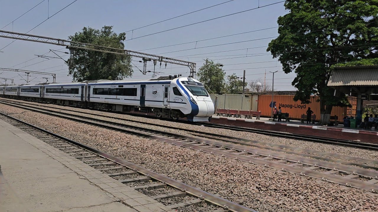 22478 Train 22478 SVDK NDLS VANDE BHARAT CROSSING RAJPURA JUNCTION - YouTube