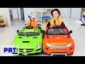 Vlad e Nikita montam em brinquedos Carros Diversão em Família Playtime