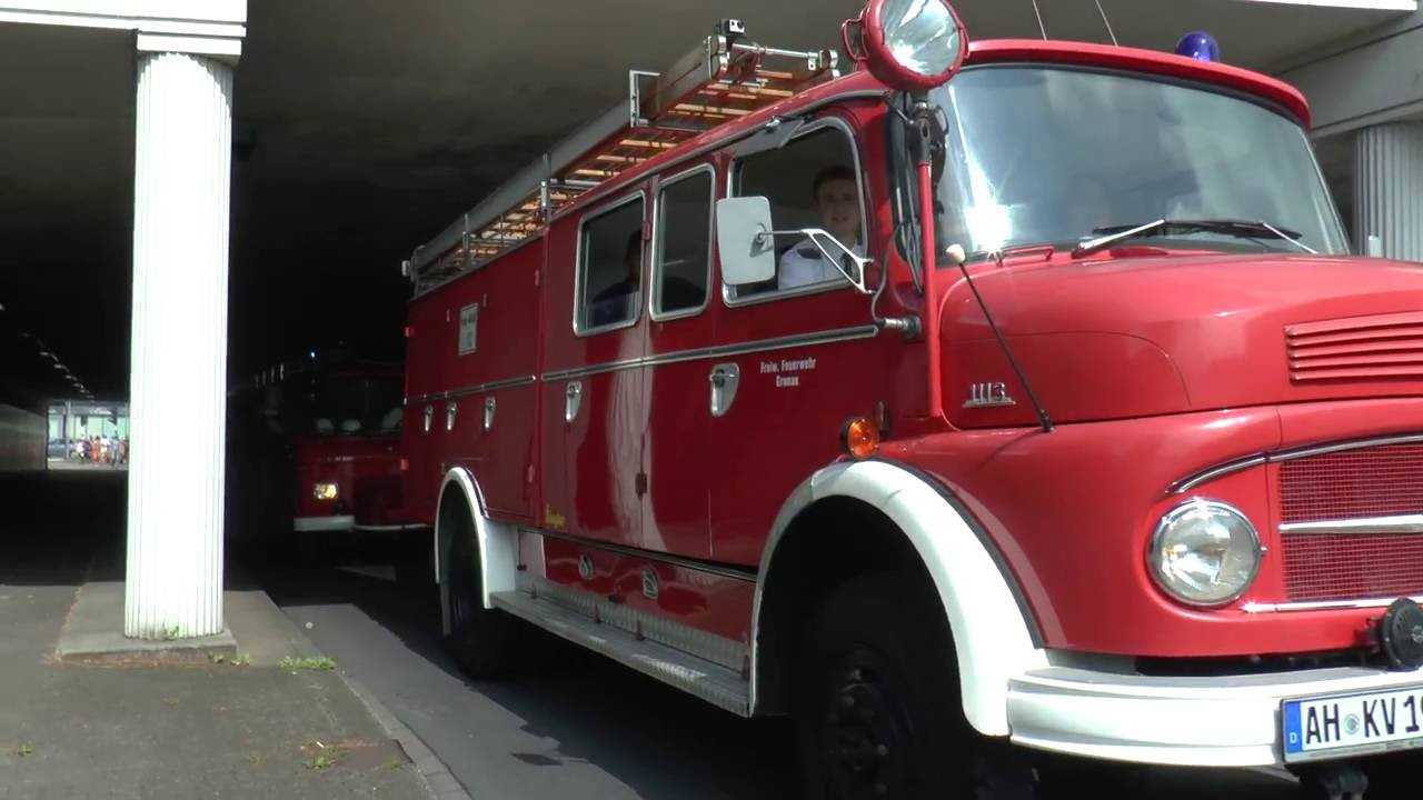 Optocht Oldtimer brandweervoertuigen 25 jaar historische brandweer