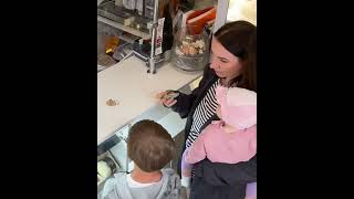 The Pawnshop Employee Took Pity on the Single Mother