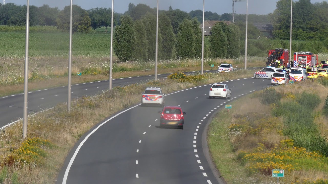 uniek-politie-rijd-auto-klem-na-rijden-door-wegafzetting-youtube