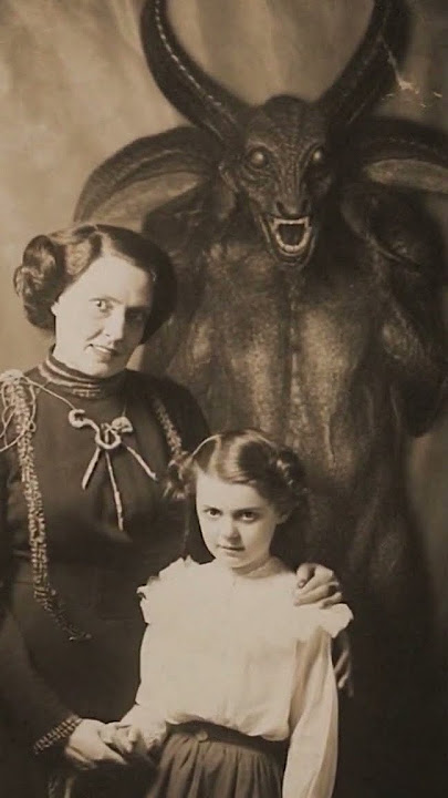 This family photo captures the devil 🤯🔞