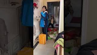 让闺女帮忙取快递,闺女傻眼了藍藍#青春期孩子