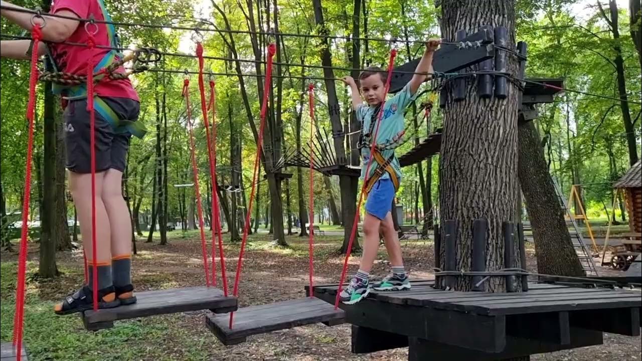 В парке на подвесной дороге с припятствиями, бегом всем смотреть - YouTube