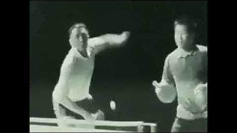 Bruce Lee plays ping pong with nunchaku (Lý Tiểu Long chơi bóng bàn bằng côn nhị khúc)