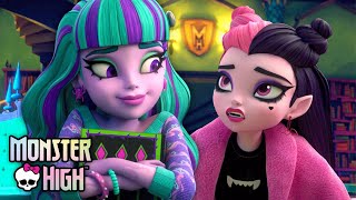 Draculaura Invites Twyla to the Creepover Party! | Monster High