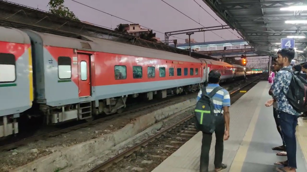Golden Temple Mail cruises through Santa Cruz with WAP7 in lead!