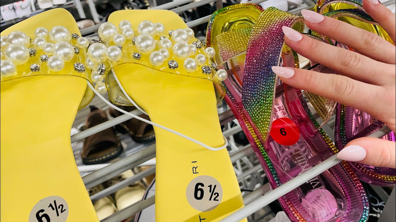 ASMR! **PUBLIC** Tapping And Scratching! 🛍️