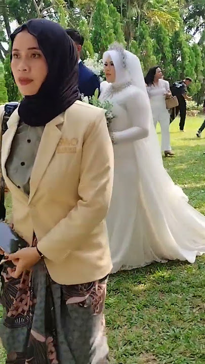 Permainan Saxophone memimpin langkah sepasang pengantin menuju pelaminan melanjutkan acara resepsi!