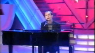 Vignette de la vidéo "Gigi D'Alessio - Tu che ne sai - Sanremo 2001 - HD 1080p"