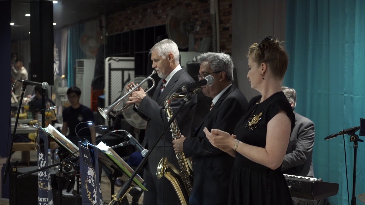 "X: I've Got My Love to Keep Me Warm" - Jonathan Stout and his Campus Five feat. Hilary Alexander