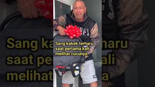 Momen Sang Kakek Pertama Kali Lihat Cucunya