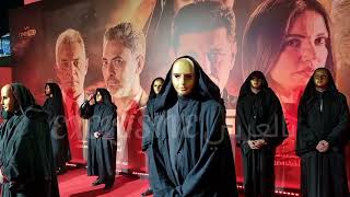 حسين فهمي ودرة واياد نصار بزي الكاهن في عرض فيلم الكاهن