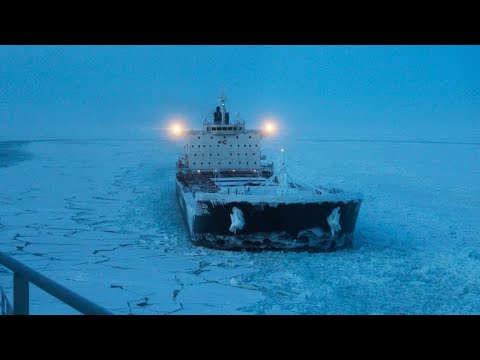 Спасатели вывели российский танкер из льдов Охотского моря