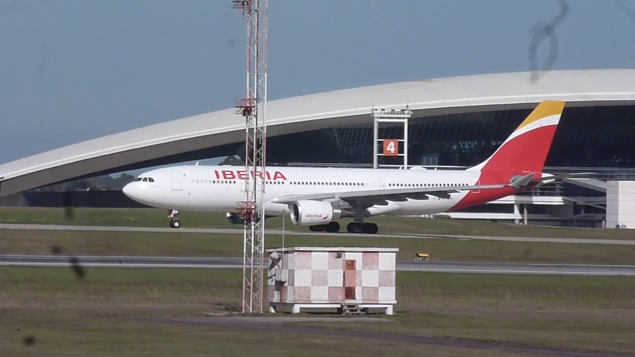 Partida de IBERIA A330-202 de Aeropuerto Internacional de Carrasco