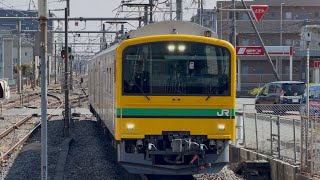 【4K高画質】【オヤ12-1のAT廃車回送に伴う牽引機送り込み回送(田端操→高崎)】クモヤE493系オク01編成が回送電車として警笛鳴らし上尾駅3番線を通過するシーン(回9725M)2026.3.17
