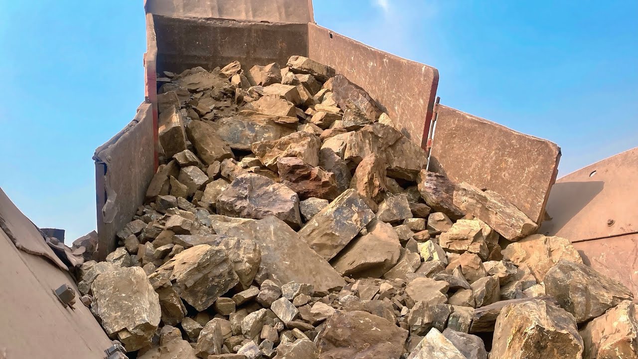 There were so many stones loaded in one trolley that they easily entered the feeder.
