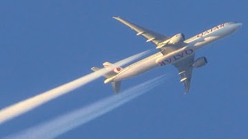 AIRPLANES WITH CONTRAILS - BOEING 787 meets another B787 at CRUISE ALTITUDE (4K)
