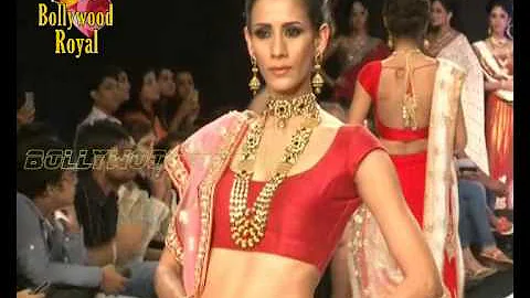 Laxmi Jewellery's versatile collection created Magic on the ramp at the IIJW Day 4, Mumbai