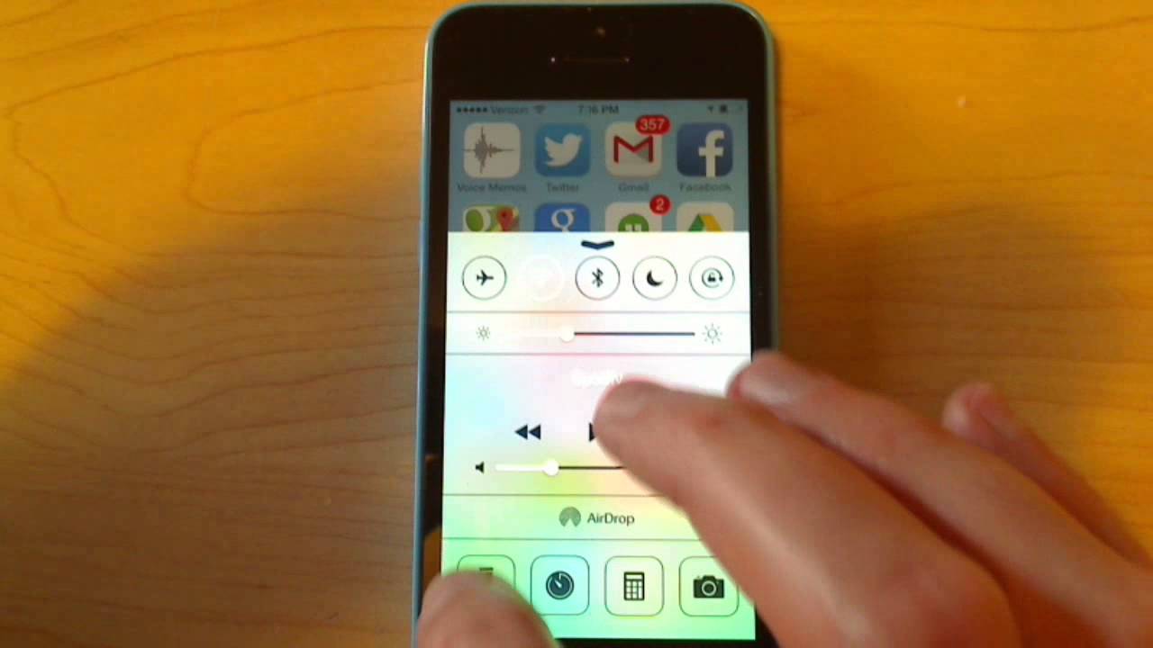 How to turn the light on iphone