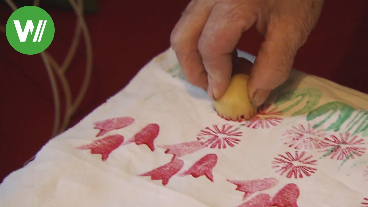 Kunstvoller Kartoffeldruck mit Stoffmalfarbe auf Leinen
