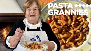 89yr old Adriana makes an easy beans with 'strozzapreti' pasta ! | Pasta Grannies