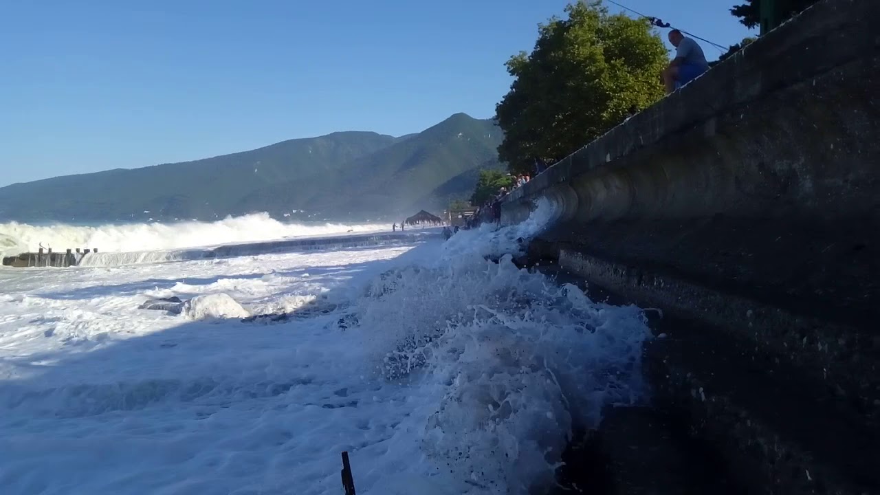 Погода гагра вода в море. Шторм в Абхазии. Гагры ураган 2023. Гагры Абхазия шторм. Сухум Абхазия шторм.