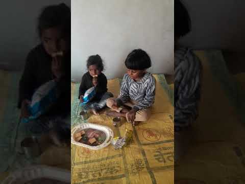 naksha-niharika-subah-ke-nashte-mein-chai-aur-biscuit-ka-maja-lete-hue.