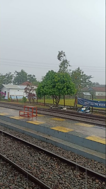 Suasana hujan di stasiun kereta