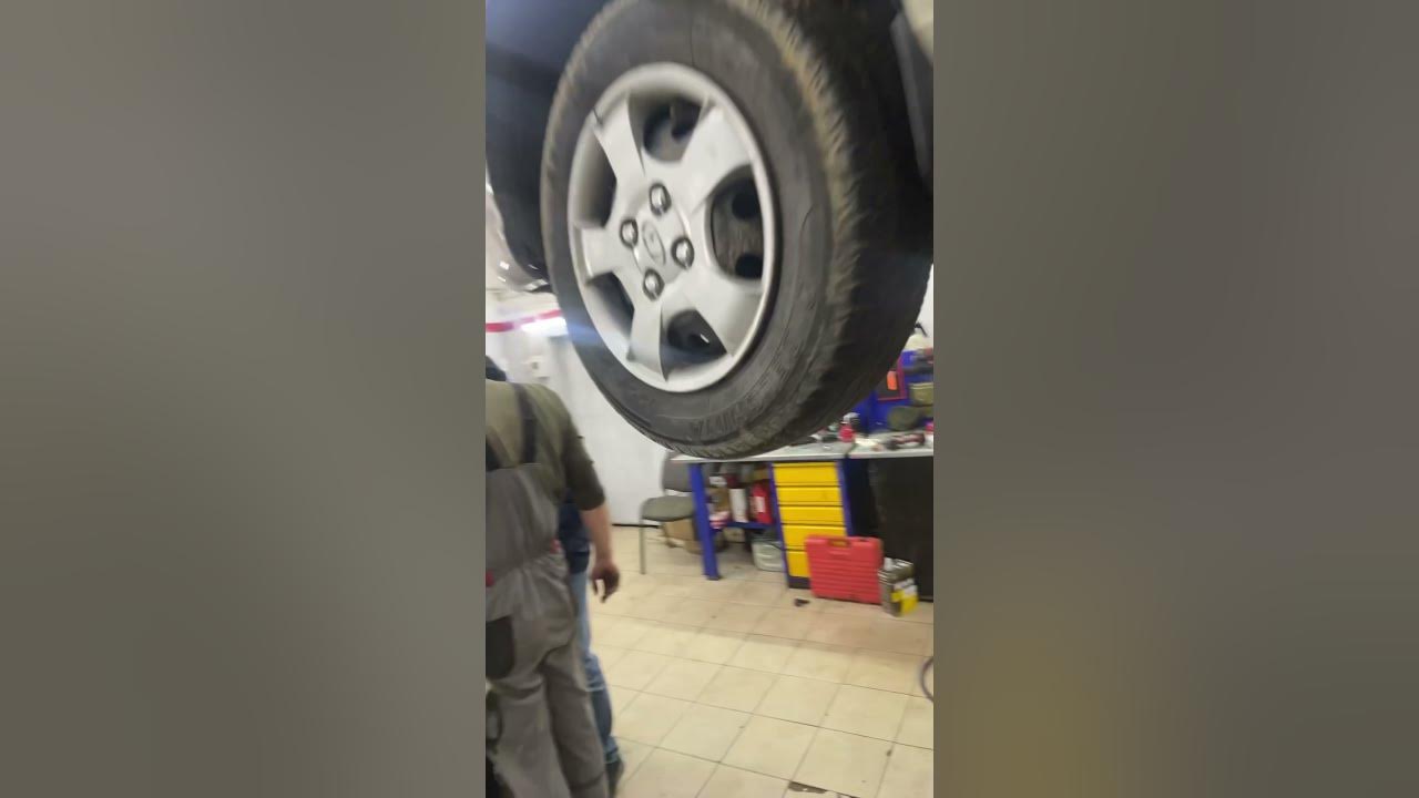 Хендай акцент , замена втулок переднего стабилизатора , автосервис ...