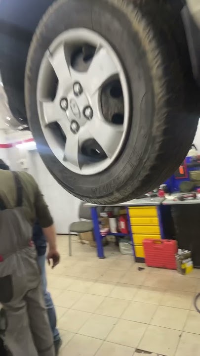 Хендай акцент , замена втулок переднего стабилизатора , автосервис ...