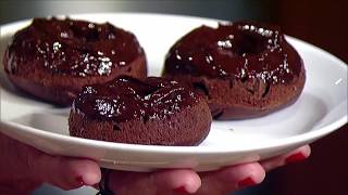 Chef michelle bernstein show you how to make some sweet and delicious
chocolate donuts! for more recipes visit http://www.checkpleasefl.com/