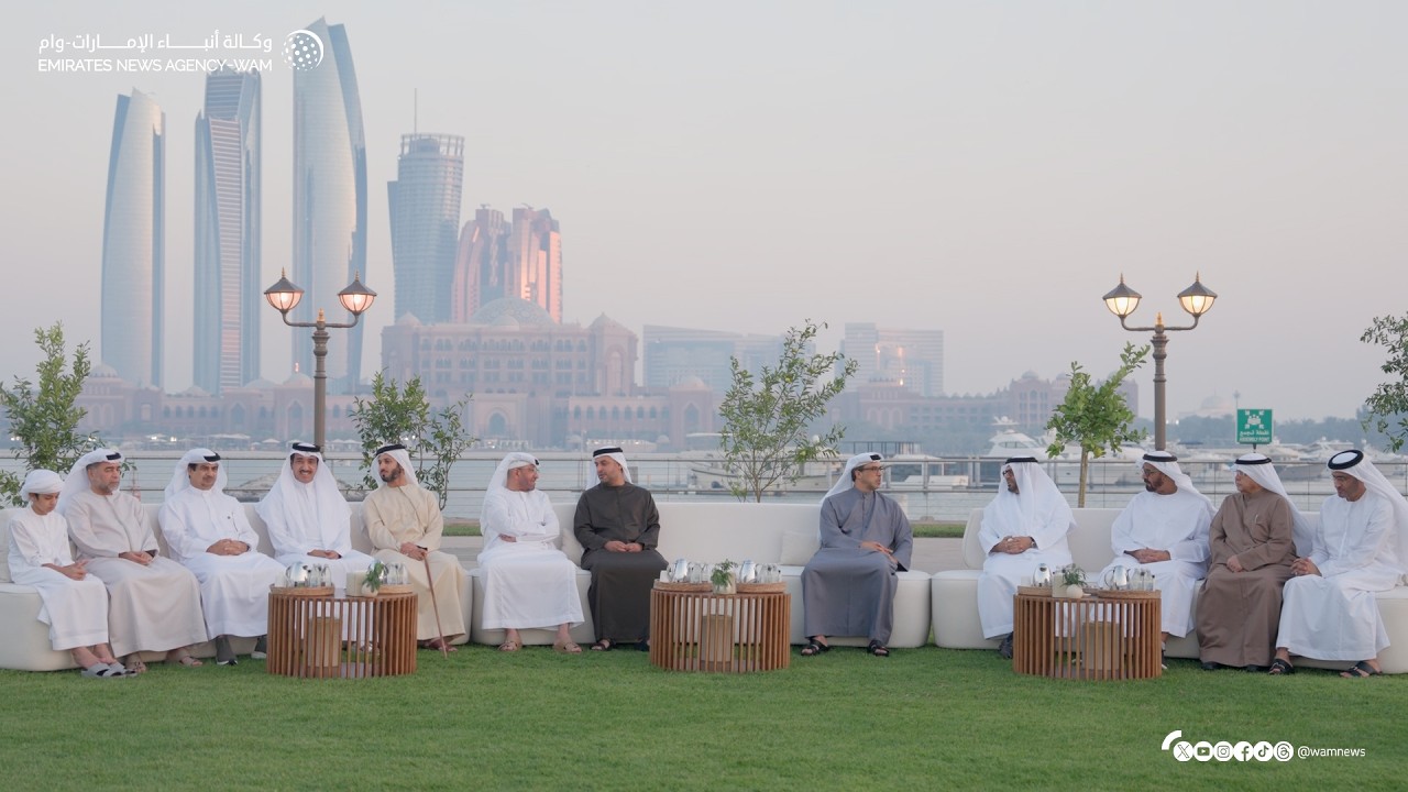 منصور بن زايد يشارك موظفي ديوان الرئاسة والسلك القضائي وقطاع التعليم مأدبة الإفطار الرمضانية