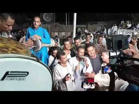 شوف الجمهور عمل ف المتعدد عبيده ايه المتعدد  يتلاعب بألالحان والكلمات كما يشاء سلوا بحري